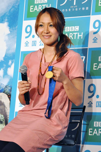 金メダルを披露したなでしこジャパンの丸山桂里奈選手