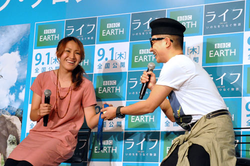 丸山桂里奈選手（左）の金メダルを触らせてもらうVERBAL（右）