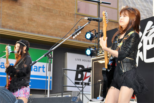 左からTOMOMI、HARUNA