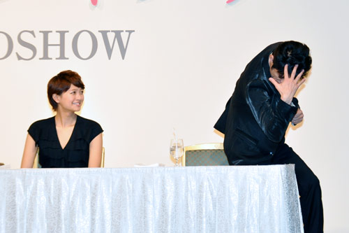 モントリオール世界映画祭に出席できない悲しみを体で表現する原田泰造（右）