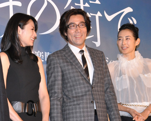 写真左から深田恭子、岸谷五朗、木村多江