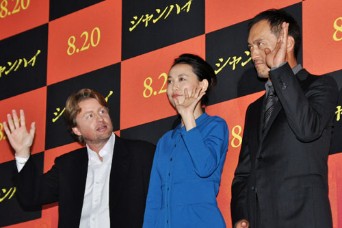 テレビカメラに手を振る3人。左からミカエル・ハフストローム監督、菊地凛子、渡辺謙