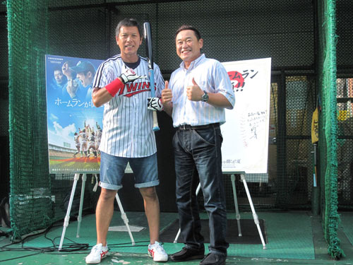 バッティングゲームに苦戦のパンチ佐藤、46歳にして野球の素晴らしさを再認識！
