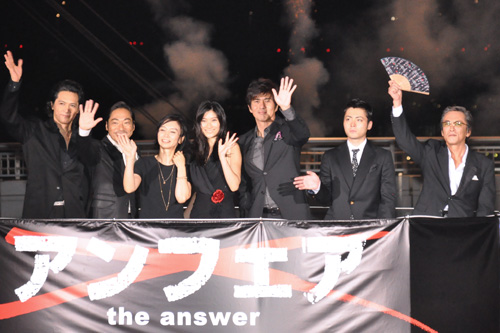 写真左から加藤雅也、香川照之、佐藤嗣麻子監督、篠原涼子、佐藤浩市、山田孝之、寺島進