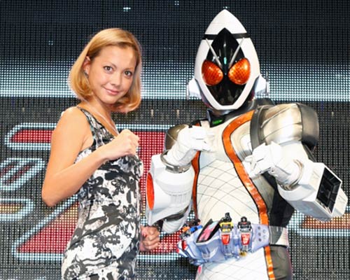 土屋アンナ（左）と仮面ライダーフォーゼ（右）