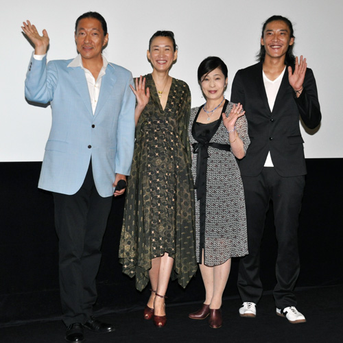 写真左から明川哲也、大島葉子、山口美也子、小水たいが