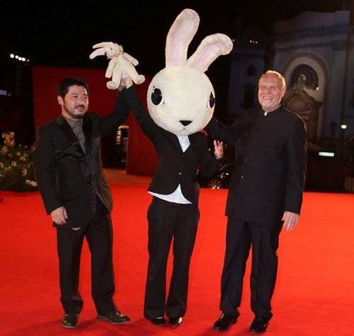 満島ひかり主演ホラーがヴェネチア映画祭で公式上映！ 清水監督が謎のウサギと登場