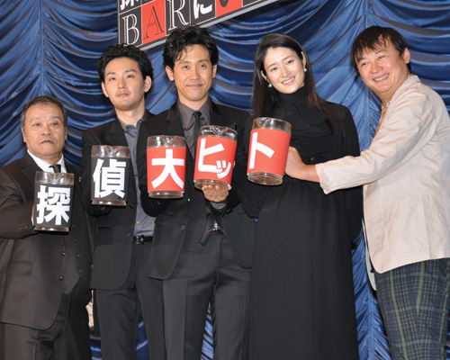写真左から西田敏行、松田龍平、大泉洋、小雪、橋本一監督