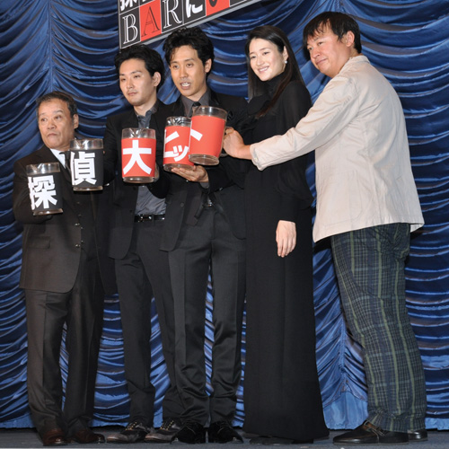写真左から西田敏行、松田龍平、大泉洋、小雪、橋本一監督