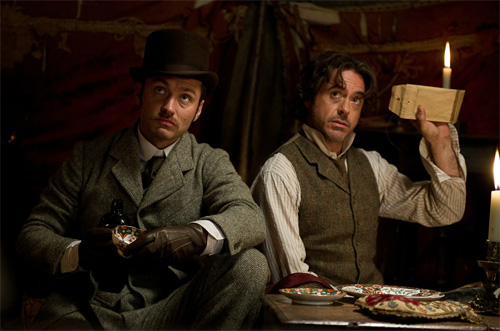 『シャーロック・ホームズ シャドウ ゲーム』より。ワトソンを演じるジュード・ロウ（左）とホームズを演じるロバート・ダウニーJr.（右）
(C) 2011 VILLAGE ROADSHOW FILMS (BVI) LIMITED