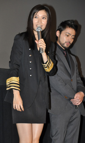 篠原涼子（左）と山田孝之（右）