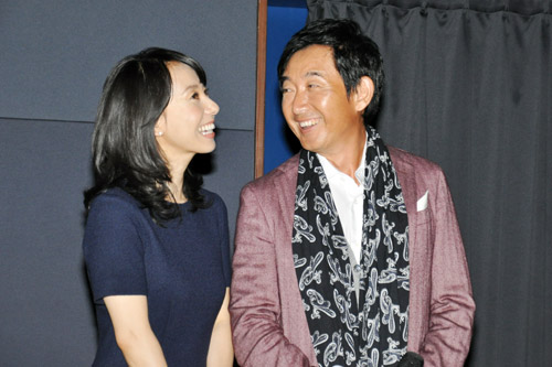 2人が声を担当した予告編を見る東尾理子（左）と石田純一（右）