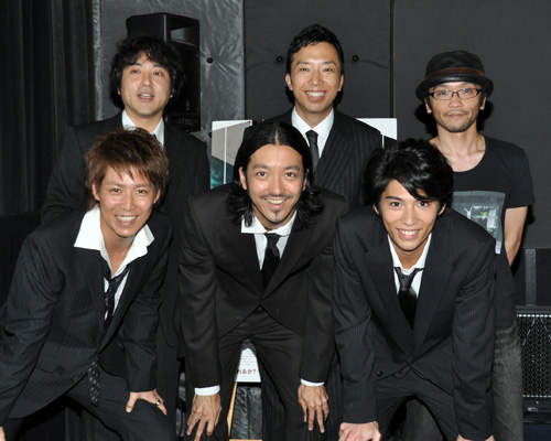 前列左から鎌苅健太、金子ノブアキ、賀来賢人。後列左からムロツヨシ、市川亀治郎、及川拓郎監督