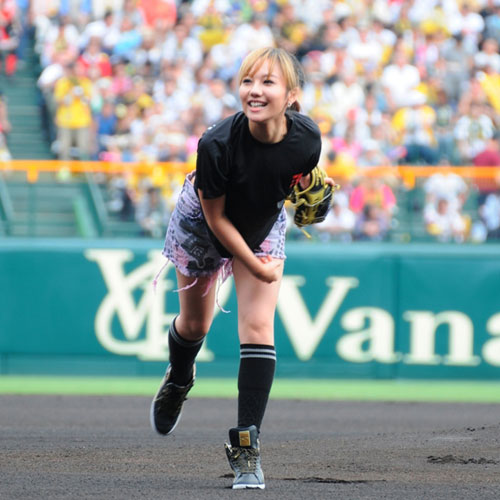 始球式に挑戦する谷村奈南