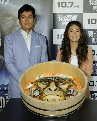 シーザーの姿を模した「特製ちらし寿司」を前に。石原良純（左）と澤穂希選手（右）