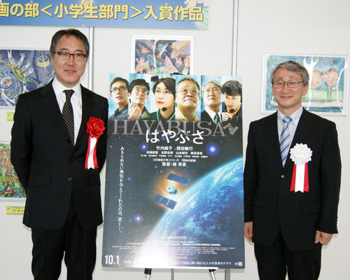 佐野史郎（左）と川口淳一郎教授（右）