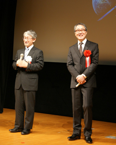 川口淳一郎教授（左）と佐野史郎（右）