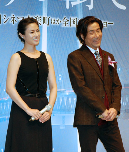 深田恭子（左）と岸谷五朗（右）