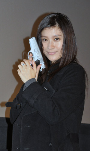 篠原涼子が『アンフェア』大ヒット舞台挨拶、妊娠中ながらもハイヒールで気合い！
