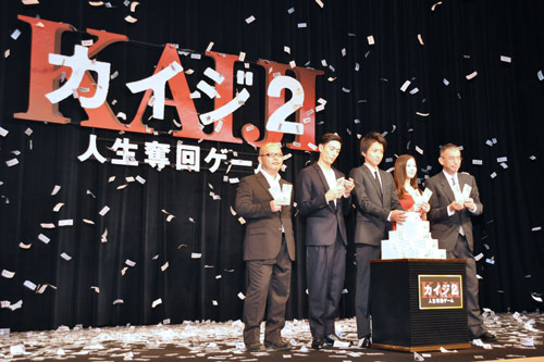 左から佐藤東弥監督、伊勢谷友介、藤原竜也、吉高由里子、原作者の福本伸行