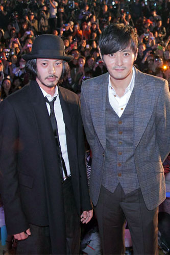 釜山国際映画祭の屋外イベントに登場したオダギリジョー（左）とチャン・ドンゴン（右）