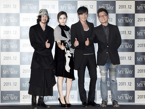 釜山国際映画祭『マイウェイ 12,000キロの真実』記者会見に出席した（左から）オダギリジョー、ファン・ビンビン、チャン・ドンゴン、カン・ジェギュ監督