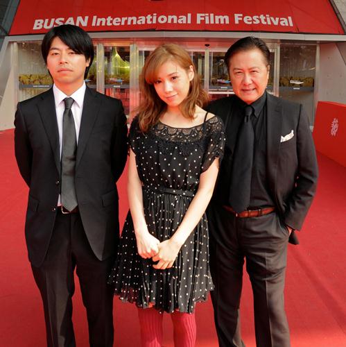 妊婦役に挑戦の仲里依紗が釜山映画祭に参加、韓国語の挨拶に大歓声！