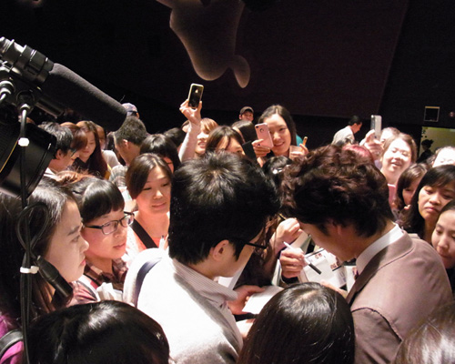 2年連続で釜山国際映画祭を訪れた岡田将生がファンからのサイン攻めに！
