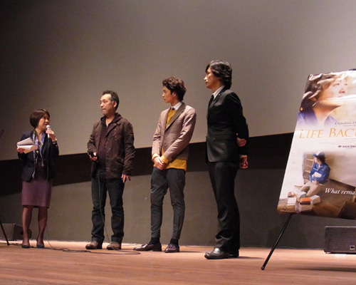 瀬々敬久監督（左から2番目）と岡田将生（左から3番目）