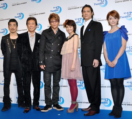 写真左から宇崎竜童、西岡徳馬、哀川翔、岡本玲、加藤雅也、平山あや
