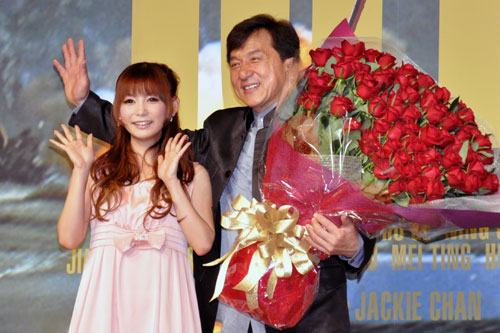 中川翔子（左）とジャッキー・チェン（右）