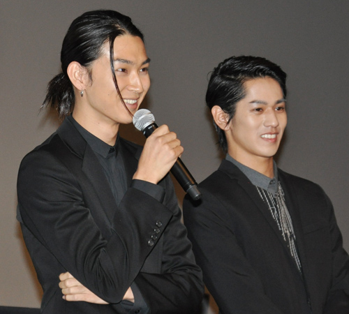 「出ちゃっても構いません」と冗談交じりに挨拶する松田翔太（左）と永山絢斗（右）