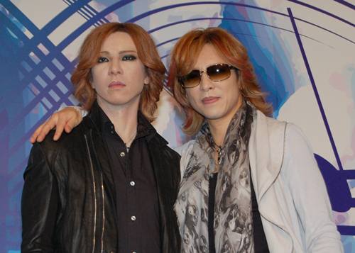 等身大フィギュアと肩を組むYOSHIKI（右）