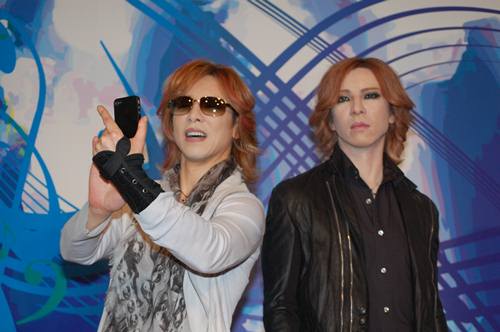 YOSHIKIが等身大フィギュアと対面し興奮、2ショット写真を自分撮り！