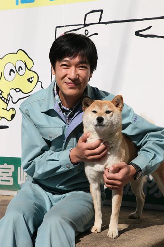 「切磋琢磨し合い頑張りたい」堺雅人が犬との共演に抱負！