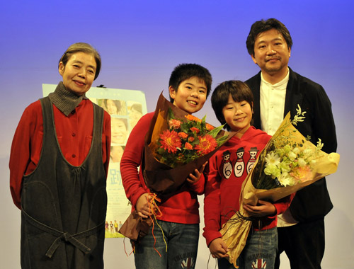 左から樹木希林、前田航基、前田旺志郎、是枝裕和監督
