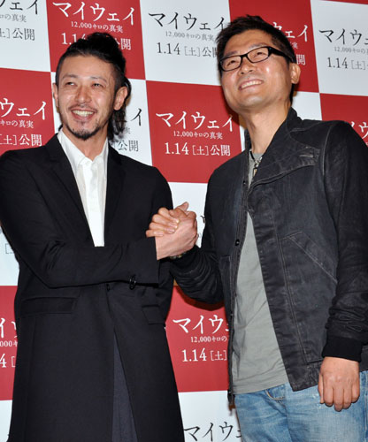 握手を交わすオダギリジョー（左）とカン・ジェギュ監督（右）