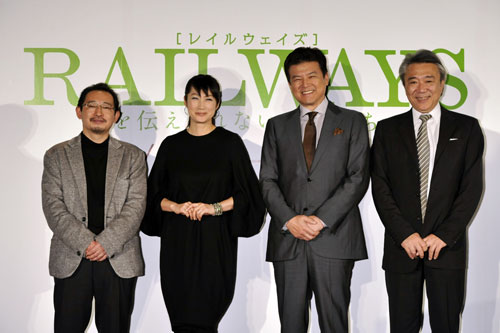 左から蔵方政俊監督、余貴美子、三浦友和、阿部秀司