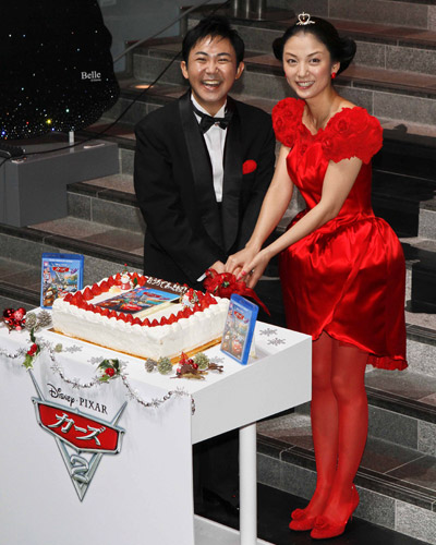 ケーキ入刀する林家三平（左）と国分佐智子（右）夫妻