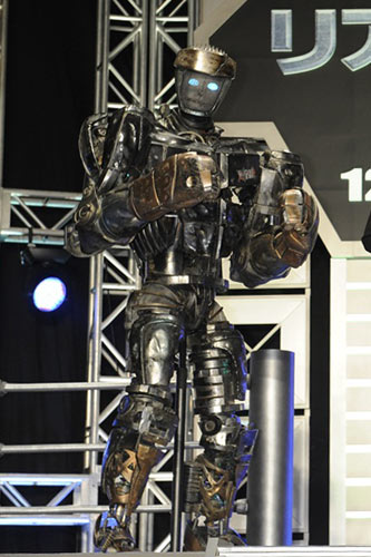 映画に登場する旧式ロボット「ATOM」