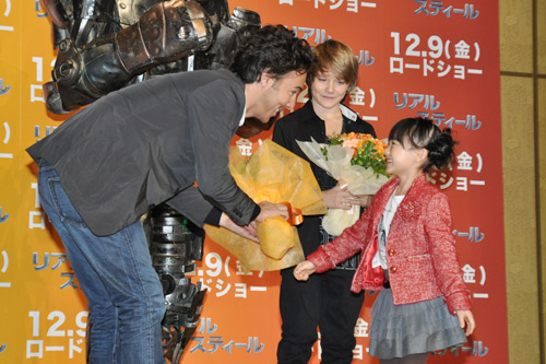 左からショーン・レヴィ監督（左）に花束を贈呈する芦田愛菜（右）。中央はダコタ・ゴヨ
