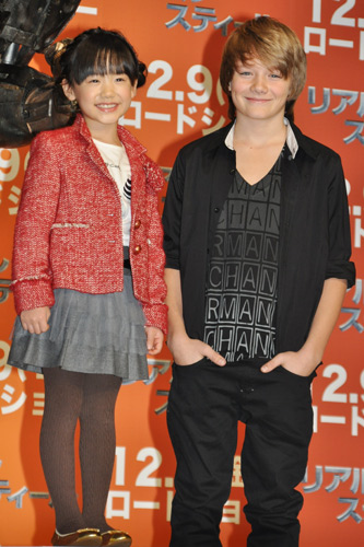 芦田愛菜（左）とダコタ・ゴヨ（右）