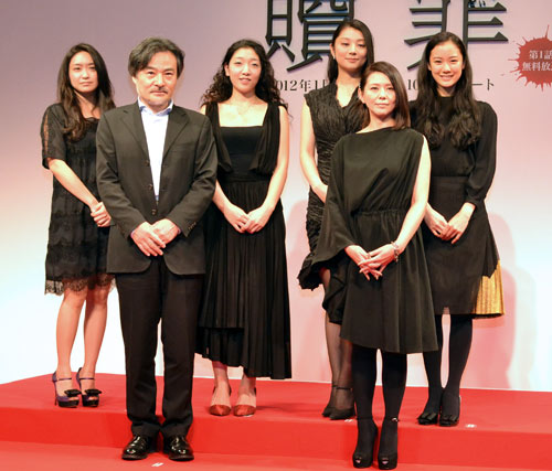 前列左から黒沢清監督、小泉今日子。後列左から池脇千鶴、安藤サクラ、小池栄子、蒼井優