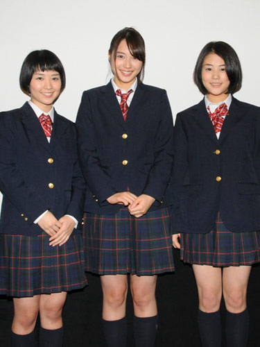 劇中衣装の制服姿で登場したキャストたち。左から吉谷彩子、広瀬アリス、高畑充希