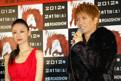 栗山千明（左）とGACKT（右）