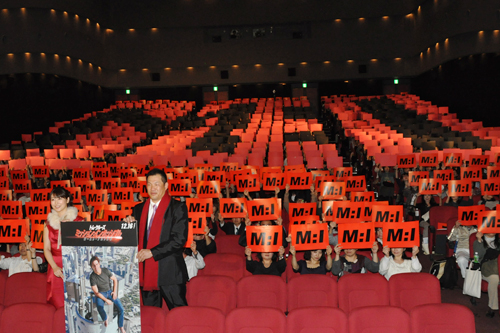 安めぐみ（左）と山崎武司選手（右）。客席にはこの日のミッションである「M:I」の文字が