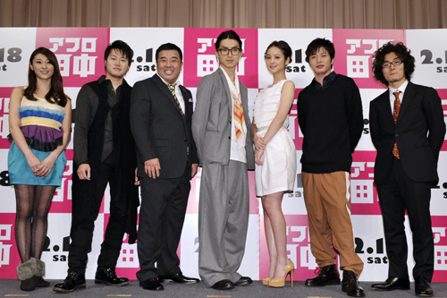 左から原幹恵、遠藤要、堤下敦、松田翔太、佐々木希、田中圭、松居大悟監督