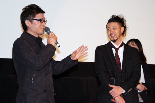 カン・ジェギュ監督（左）とオダギリジョー（右）