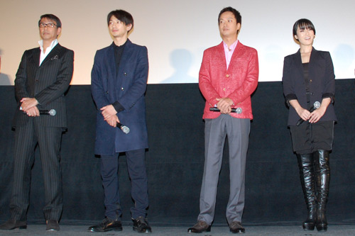左から中井貴一、瑛太、椎名桔平、深田恭子