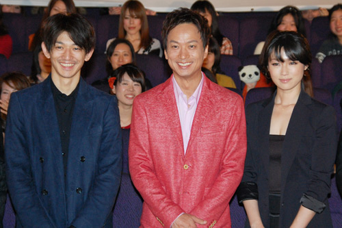 左から瑛太、椎名桔平、深田恭子